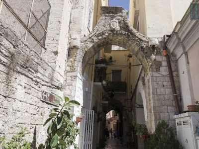 Torniamo fuori per avventurarci nella stretta e affollata strada Vanese, intitolata a un banchiere di fine 700 che abit� in zona e fugg� lasciandosi dietro ingenti debiti. Questa culmina nell�arco inflesso dallo stesso nome, risalente forse al XV secolo e in seguito restaurato dal Capitolo, un collegio di sacerdoti, che aggiunse l�emblema che vediamo ancora